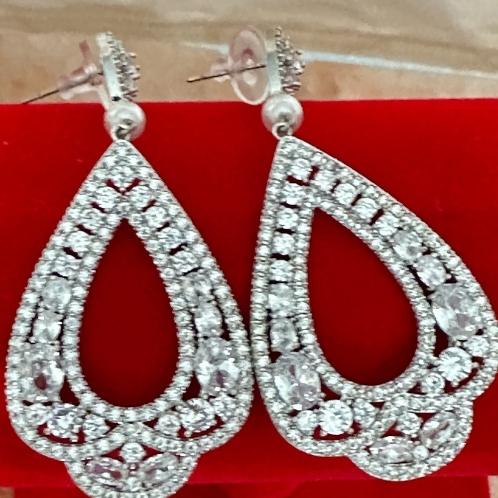 Sparkling Silver Tone Teardrop Dangle Earrings wedding PAGENT Elegant 3134 B